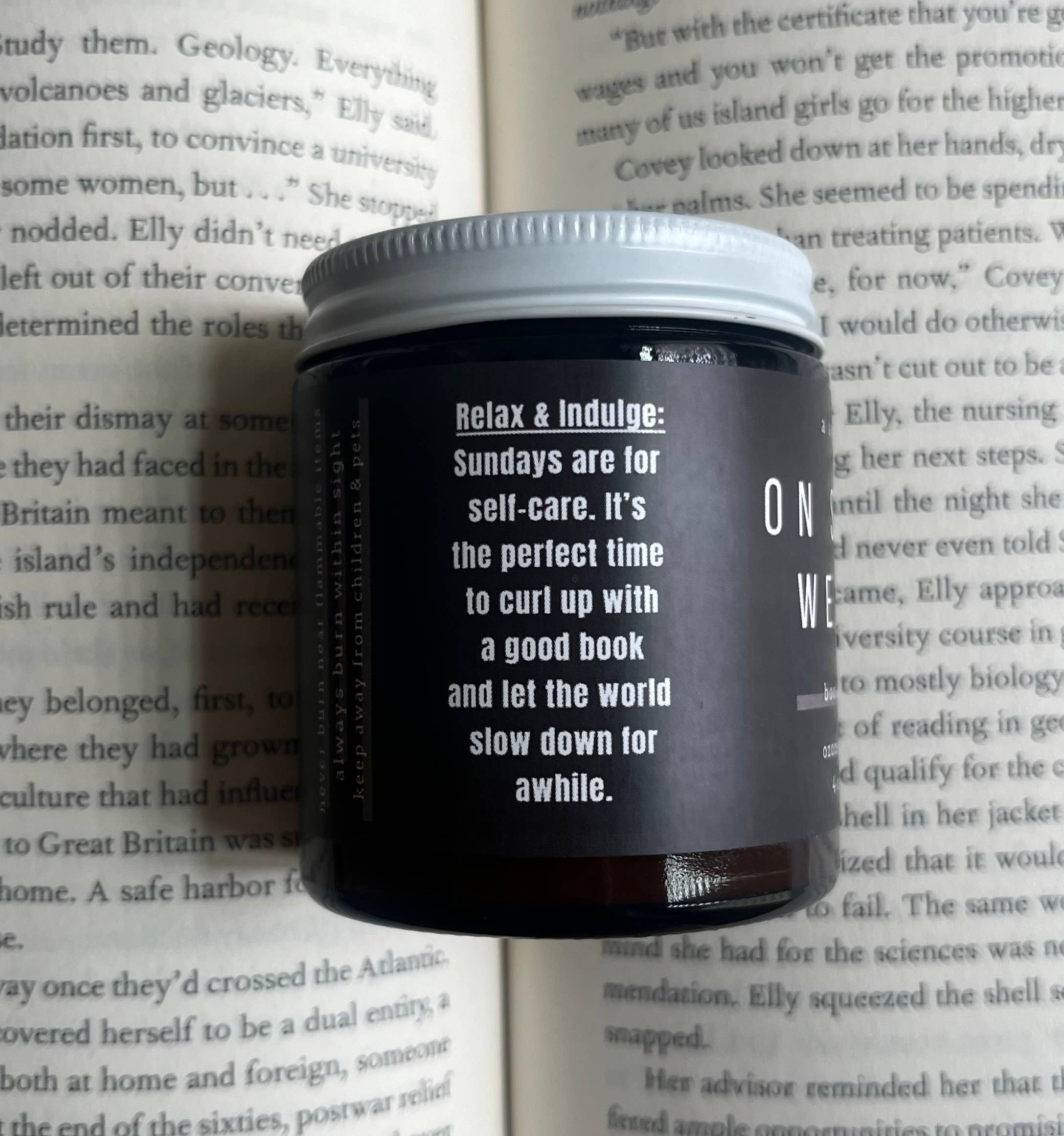 A Scent Story Candle Co - Vendita all'ingrosso Candela in vasetto - La domenica leggiamo - Bookish Candle | Candela a tema libro1