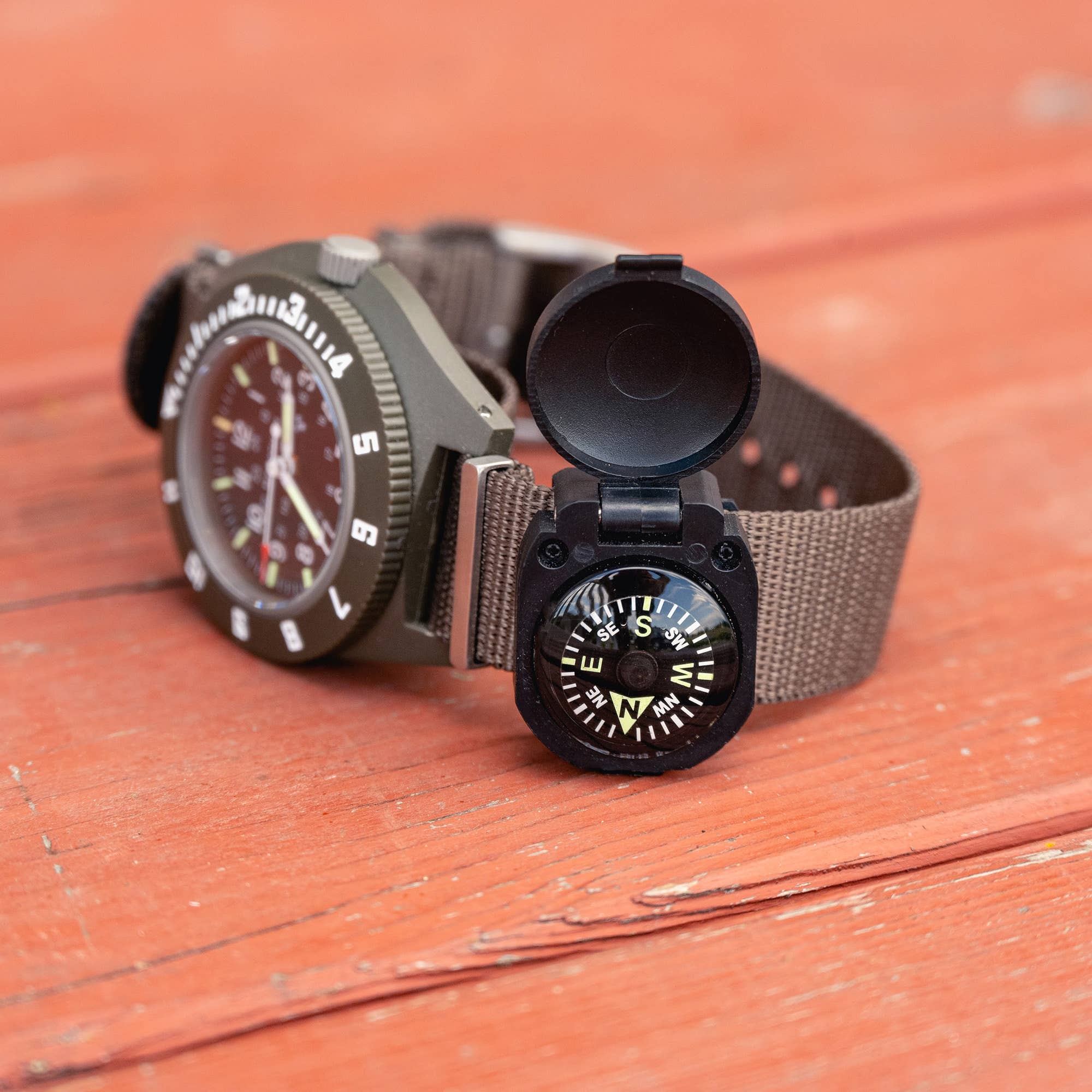 Big Discoveries / Sun Co. - Venta al por mayor Brújula de navegación - WristTurtle Compass - Brújula de muñeca blindada con tapa de cierre5