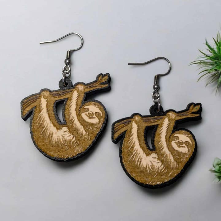 Pendientes de perezoso colgante pintados a mano de animal de zoológico para venta al por mayor de Moon Child Trinkets
