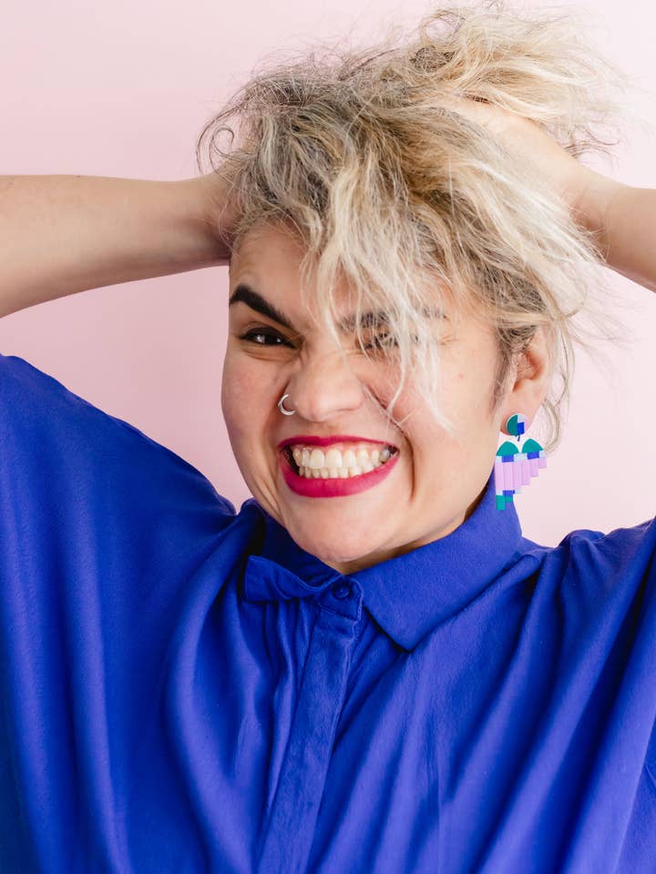 Orecchini in argilla polimerica con motivo audace stile Memphis in 5 varietà. per la vendita all'ingrosso da parte di Mono