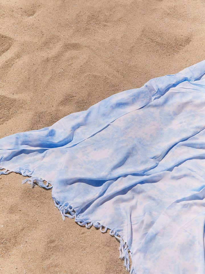 PARÉO BLEU CIEL TIE-DYE pour la vente par BEFORE ANYONE ELSE