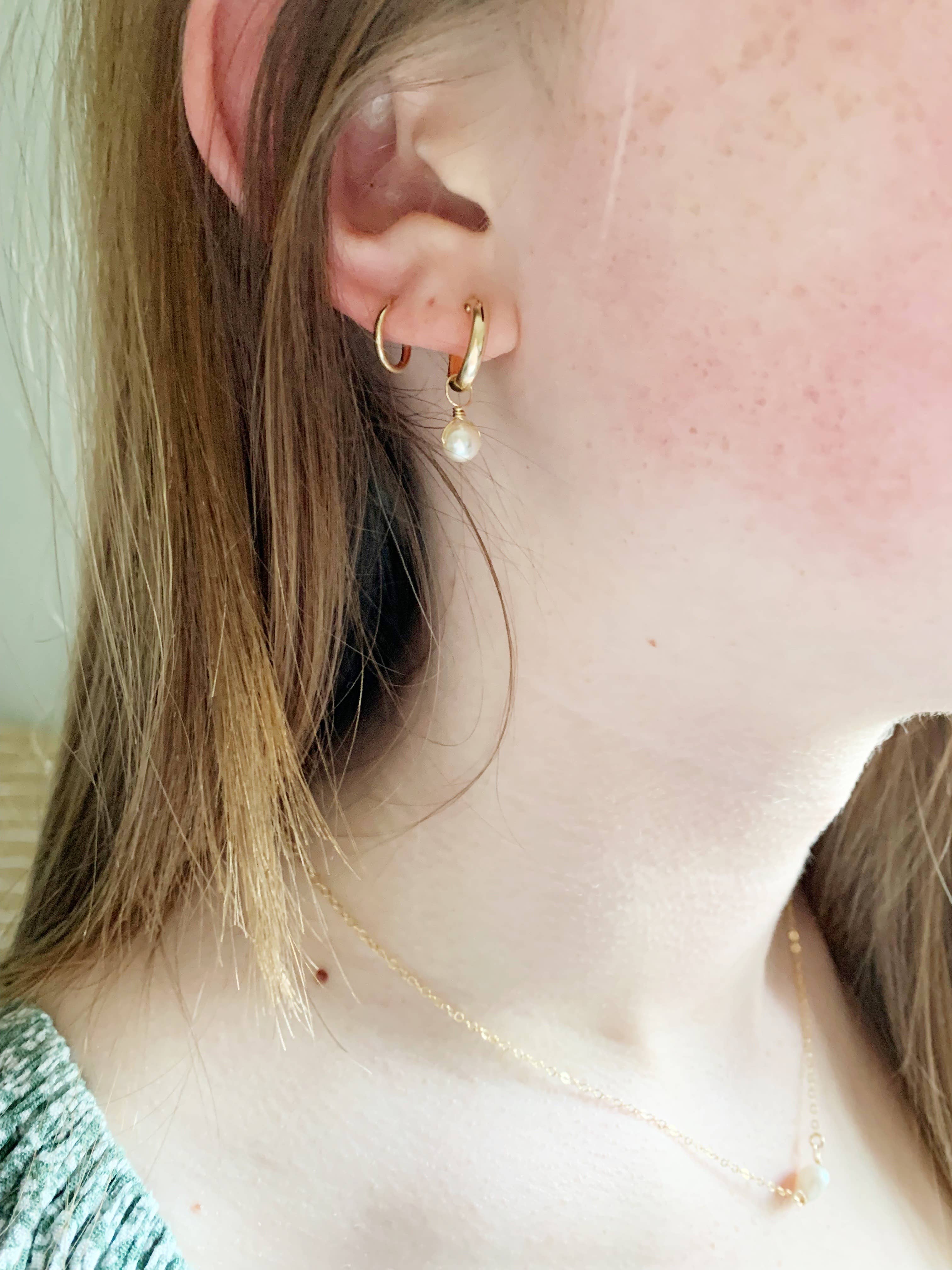 Aden + Claire Jewelry - Vente Petits anneaux - Boucles d'oreilles Huggie dorées avec perles5