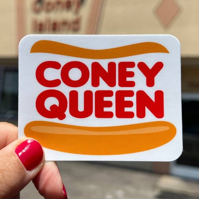 Adesivo in vinile CONEY QUEEN - Detroit Coney Dog per la vendita all'ingrosso da parte di Designs by Rebecca Goldberg