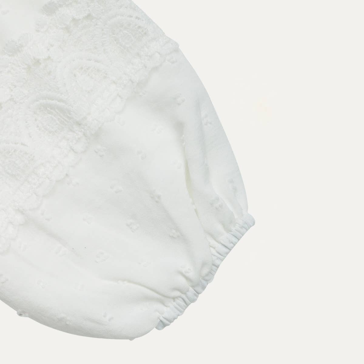 Wit Dromerige witte gehaakte kanten top met Zwitserse stippen en strikceintuur voor groothandel op Faire3