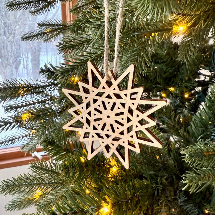 Ornement en bois Scandinavian Star© par Aurora North Home™ pour la vente par Aurora North Home