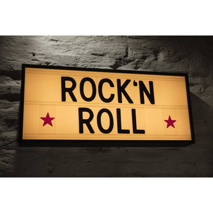 Rock N Roll Musikaffärs Skylt Mot Grå Vägg Foto Fotografi för wholesale av Gotham Gifts
