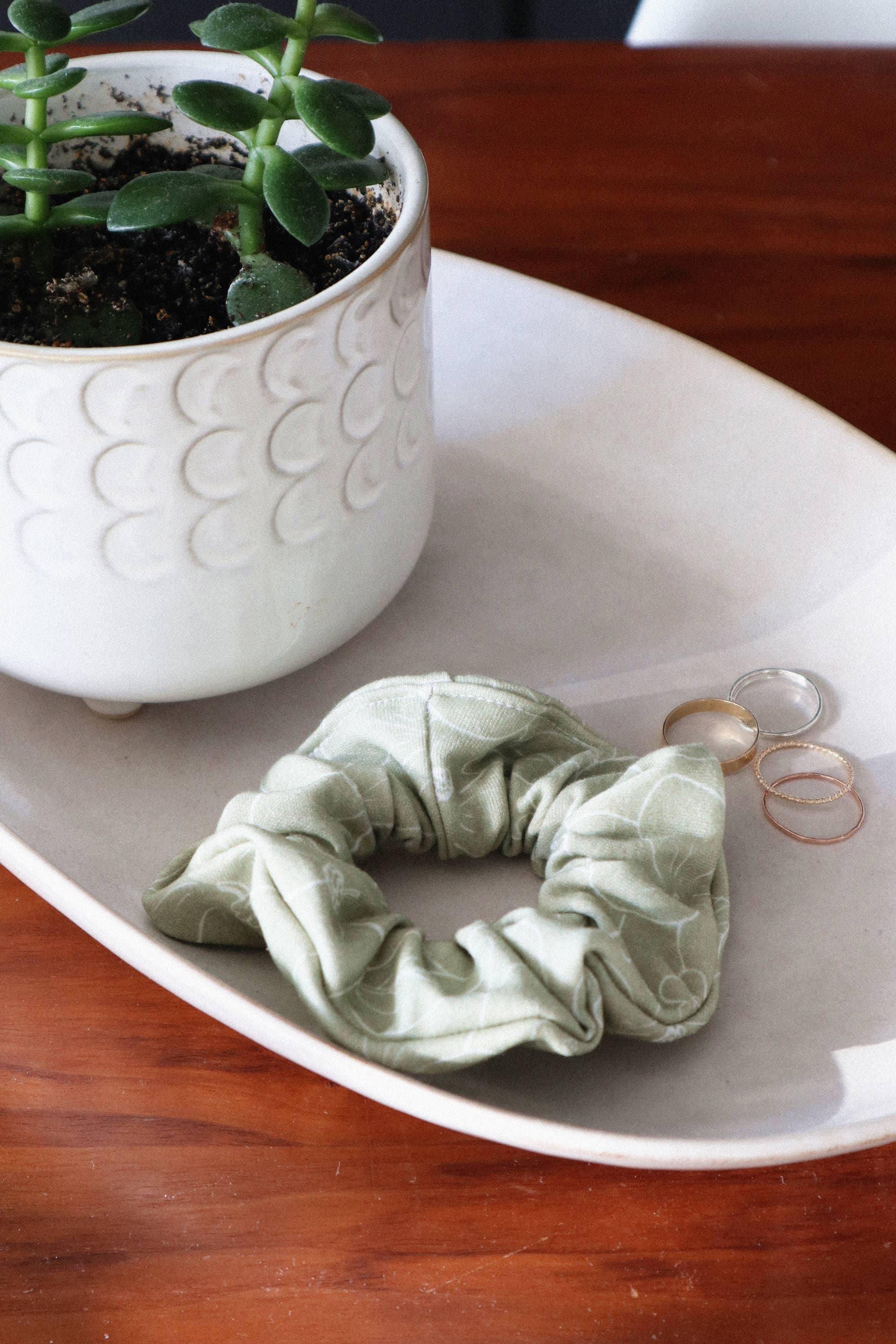 Freon Collective – wholesale Scrunchie - Dam – Ekologisk Bomull Hår Scrunchie - Olive Florals1