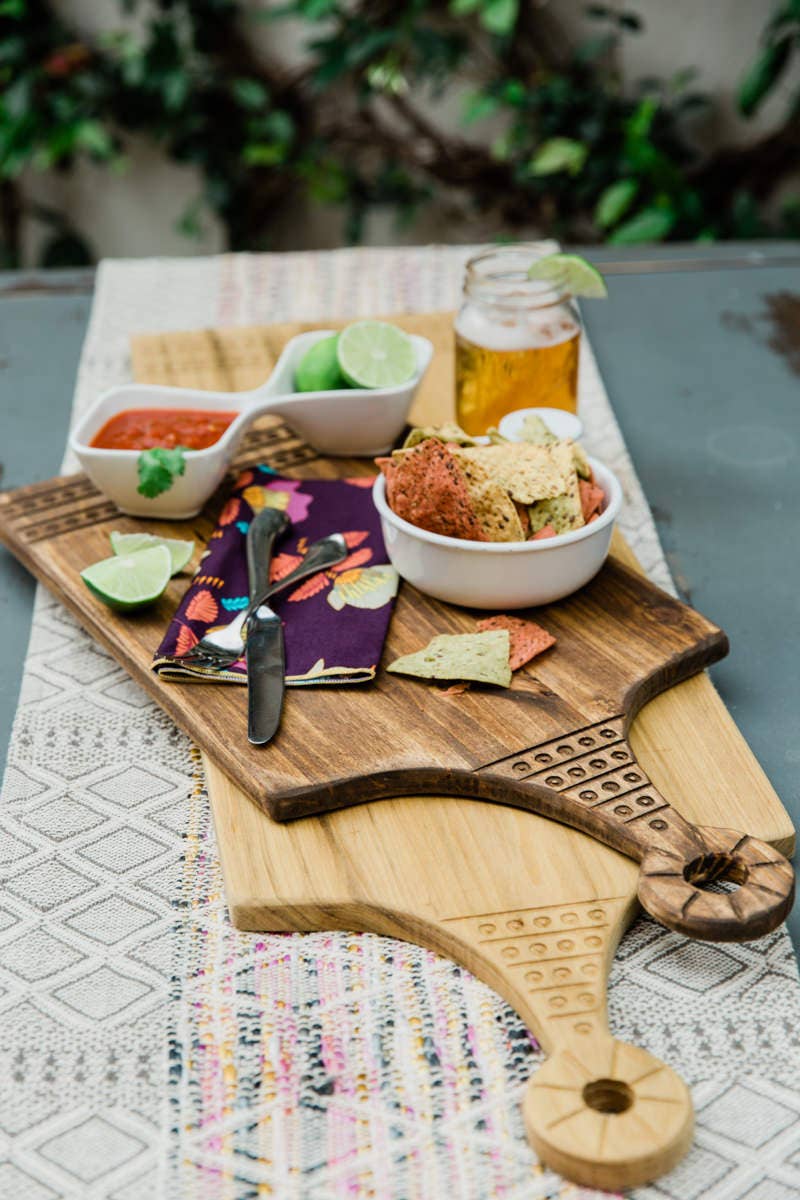 Grace Graffiti – Großhandel Käsebrett – Graviertes Brotbrett Party Dots aus Holz2