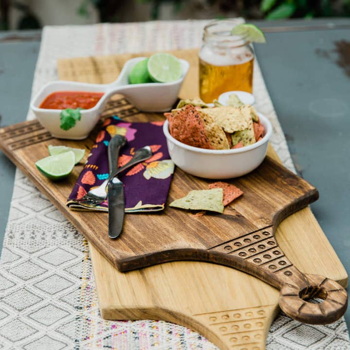 Grace Graffiti – Großhandel Käsebrett – Graviertes Brotbrett Party Dots aus Holz2