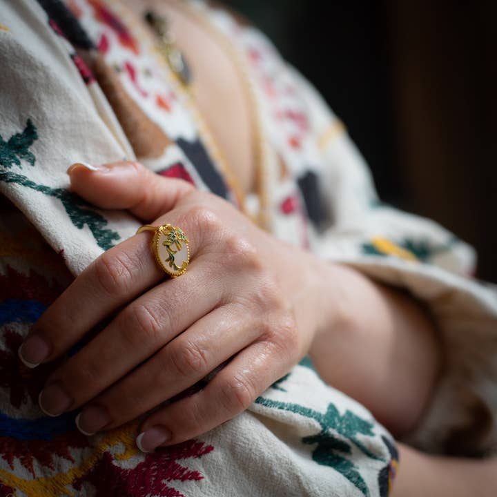 Bague à motif asiatique en argent 925 plaqué or pour la vente par Maral Kunst