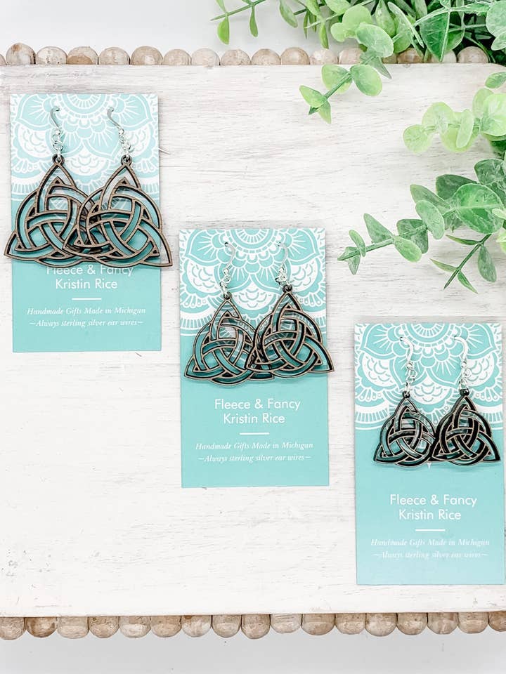 Boucles d'oreilles en bois avec nœud celtique découpé pour la vente par Fleece & Fancy
