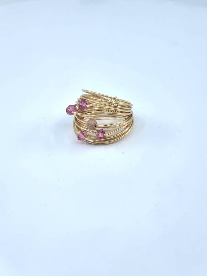 Bague Marcia Wire Wire Wrap avec cristaux Swarovski rose vif pour la vente par A Blonde and Her Bag