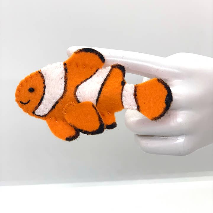 Clownfish vilt vingerpop voor wholesale door Lumpy Buttons