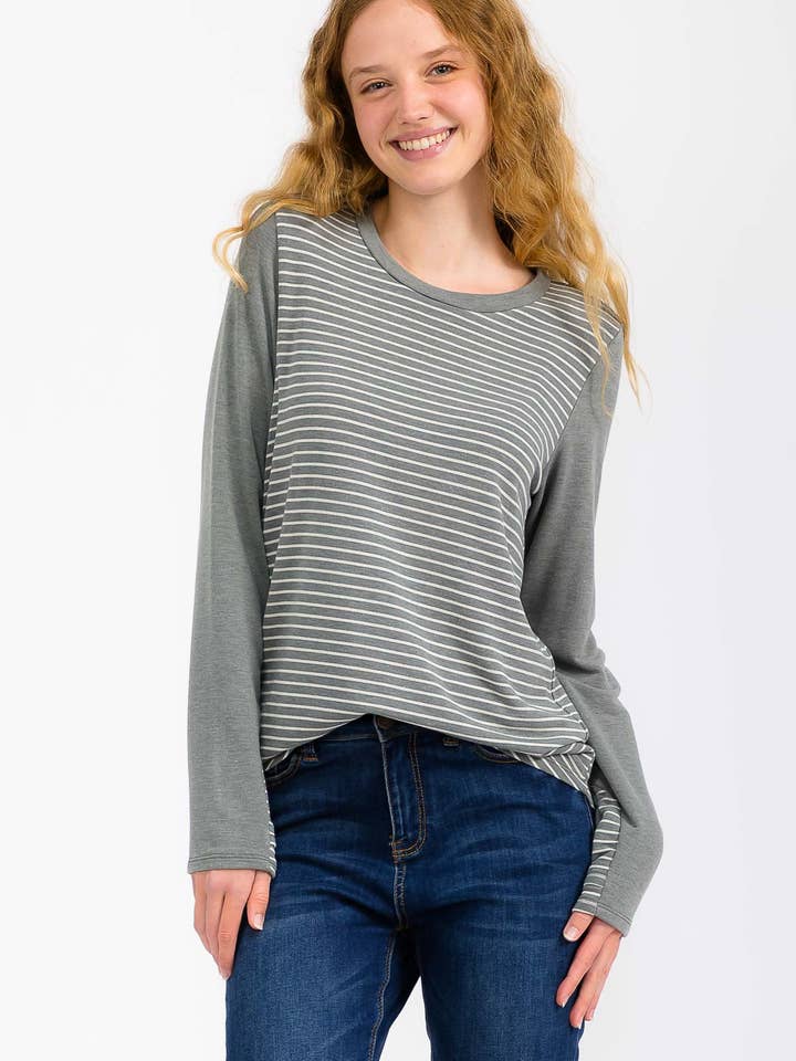 Haut à manches longues avec détails en maille rayée et trou pour le pouce T6055 pour la vente par 7th Ray