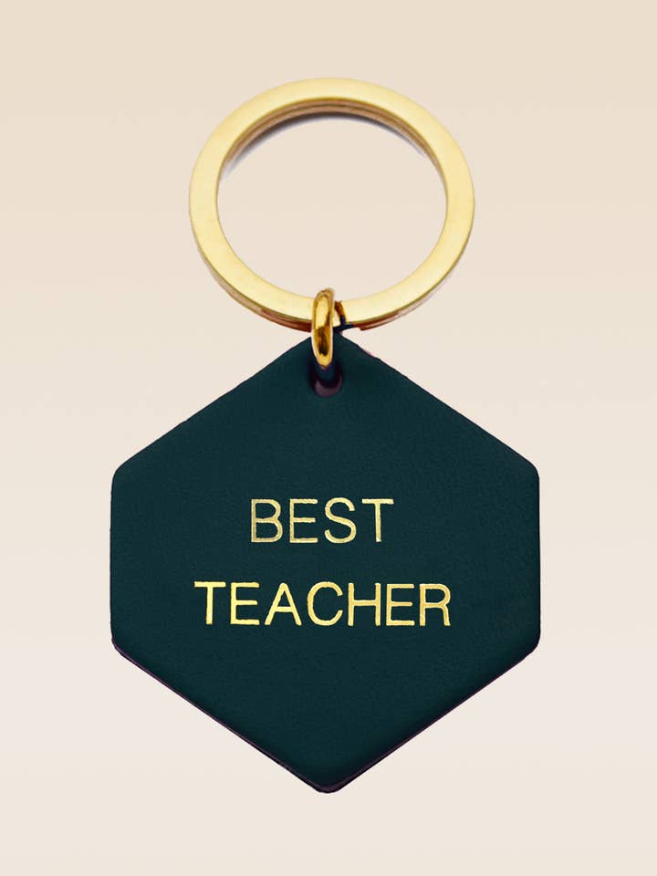 BEST TEACHER personalisierter Schlüsselanhänger aus tannengrünem Leder für den Großhandel von FAUVETTE PARIS