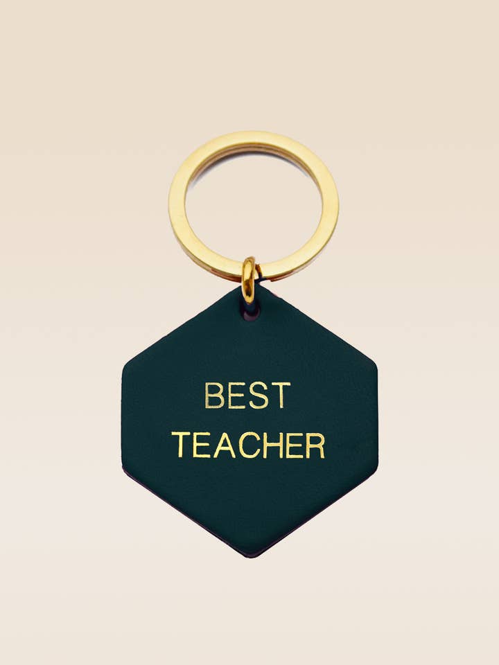 Portachiavi personalizzato BEST TEACHER in pelle verde abete per la vendita all'ingrosso da parte di FAUVETTE PARIS