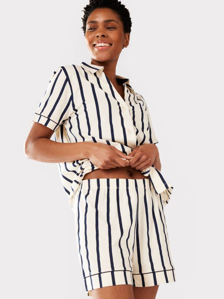 Imprimé à rayures bleu marine et crème en coton biologique pour la vente par Chelsea Peers