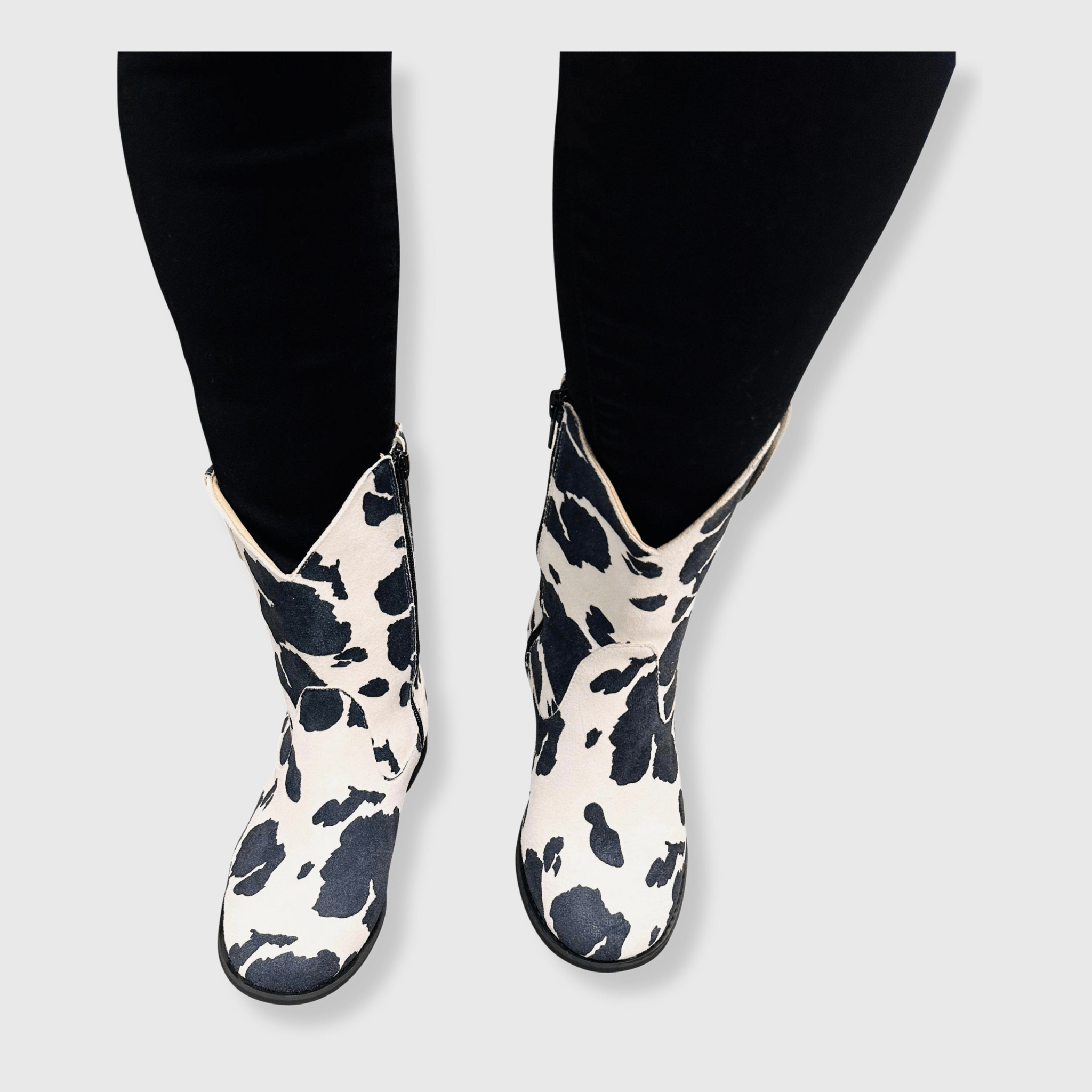 ILTEX Apparel - Vente Bottes de cowboy – femme - Bottes de cowboy noires à imprimé de vache - Adultes et enfants1