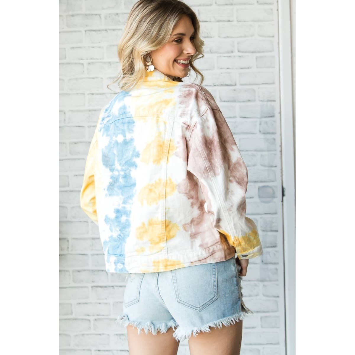 Bianco/Giallo Giacca in denim da camionista classica con stampa tie-dye in vendita all'ingrosso su Faire9