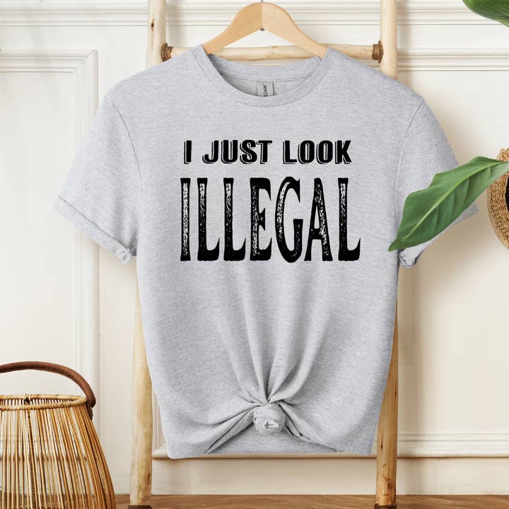 Jag ser bara olaglig ut, rolig, unisex, skjorta, t-shirt för wholesale av 316 Legacy LLC