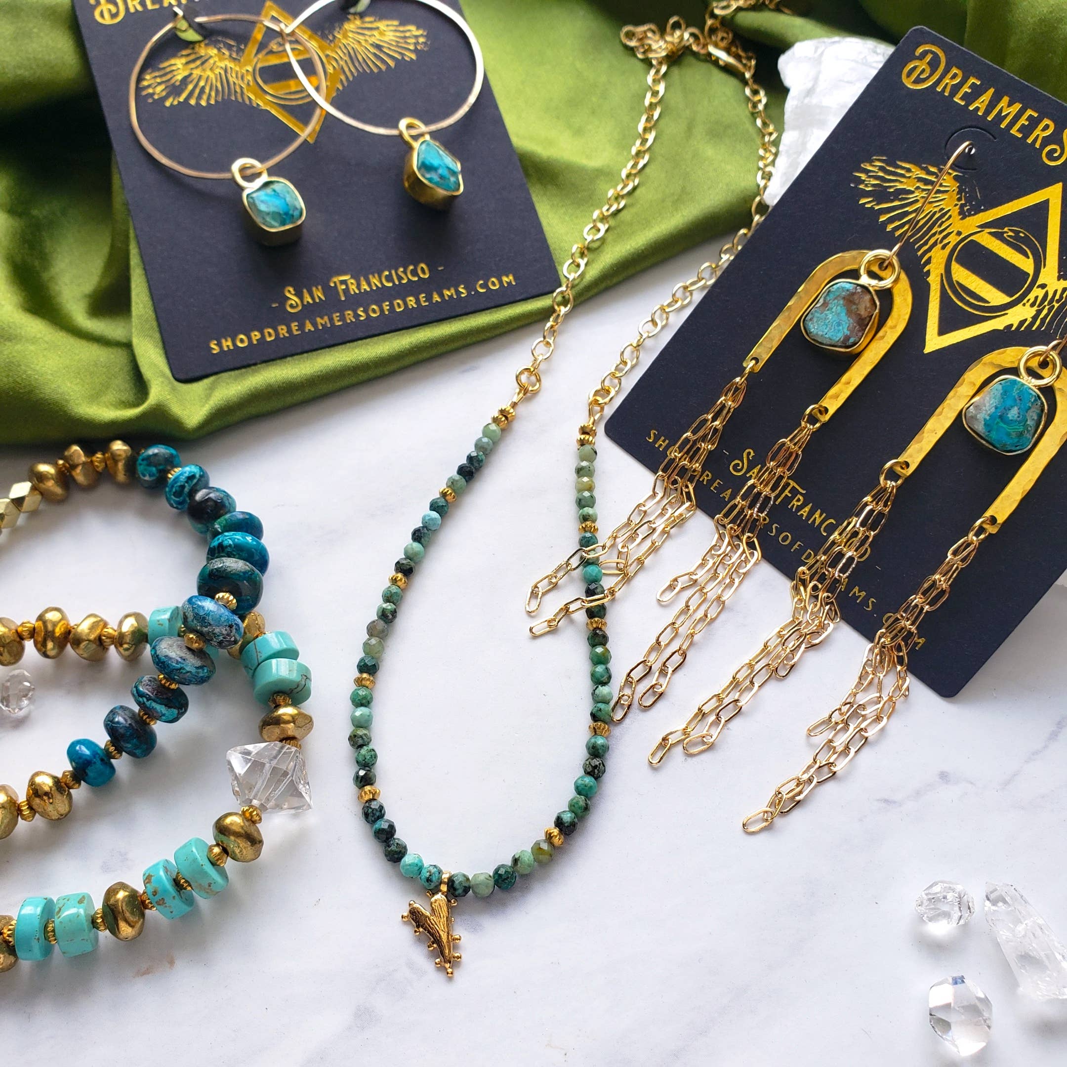 Dreamers of Dreams – Großhandel Ohrhänger – Goldene Regenbogenbogen-Ketten-Ohrringe mit Stauberlänge3