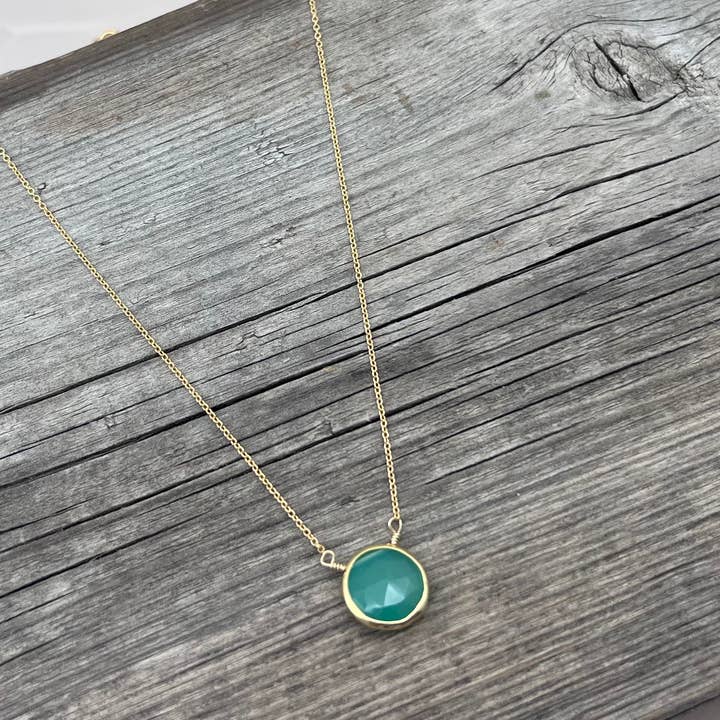 Halsketting met ronde rand in chalcedoon voor wholesale door mercer & jayne