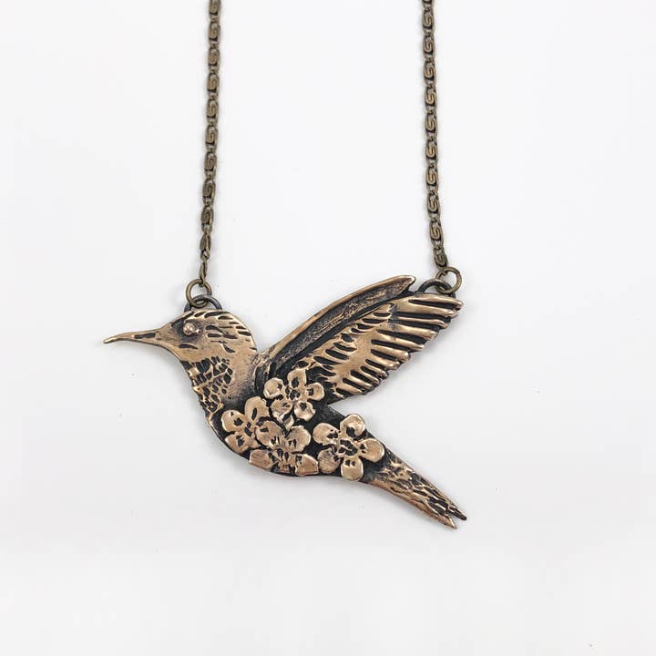 Collier totem colibri, bronze pour la vente par Moon & Leaf