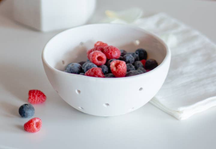 Niik Creative Co. - Wholesale Colander - Berry Bowl - Handmade Porcelain Ceramic Colander0
