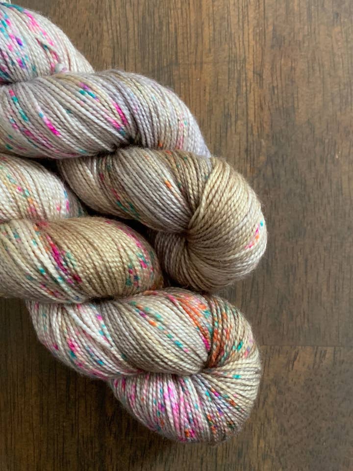 Le nostre labbra sono sigillate - Etain Fingering per la vendita all'ingrosso da parte di Black Cat Fibers