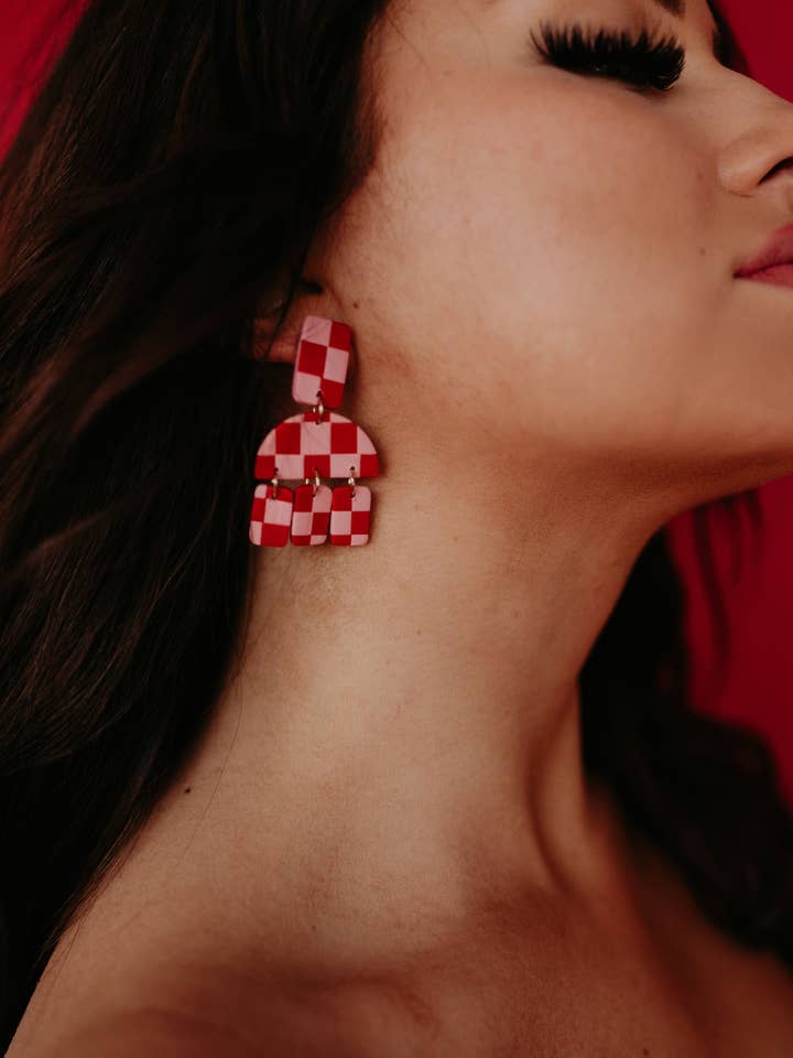 Boucles d'oreilles Katrina à carreaux roses et rouges pour la vente par Corvega Clay Goods