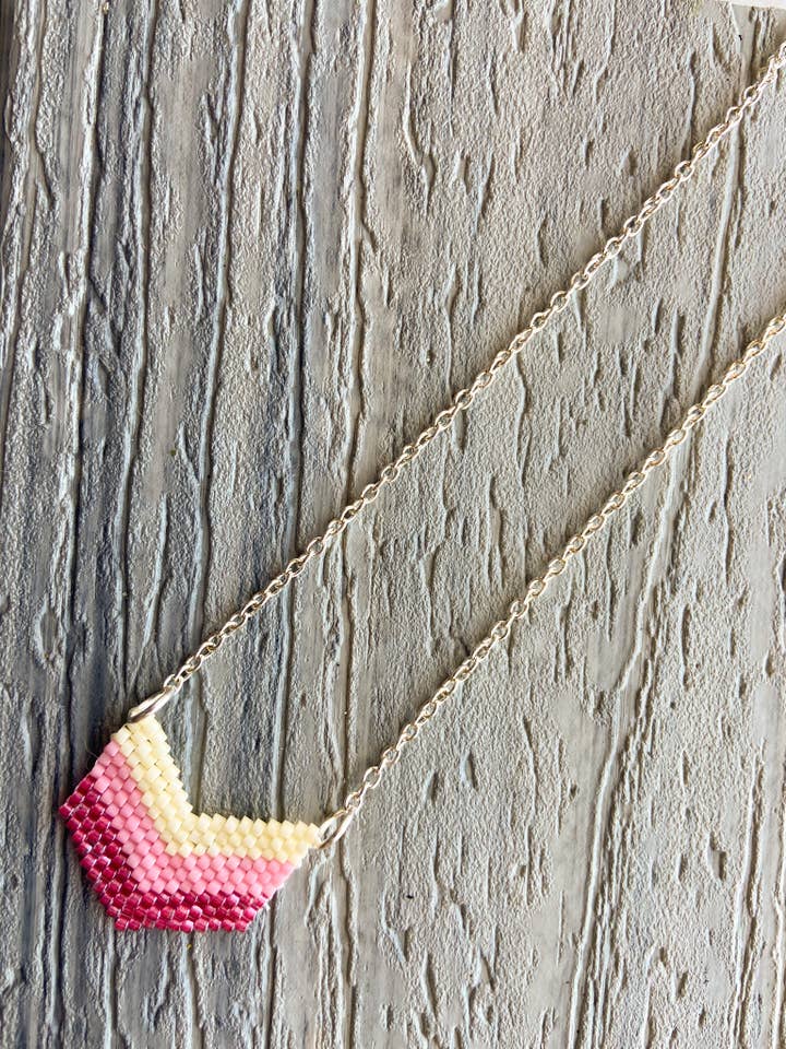 Collar de tres niveles de color rosa para venta al por mayor de DlpDesigned