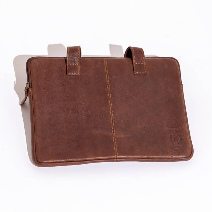 Pochette d'ordinateur portable en cuir brun foncé pour la vente par BHD HOME