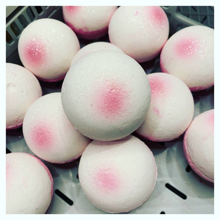 Toasted Marshmallow Bath Bomb 180g | Christmas for wholesale by Foam Inc Cosmetics