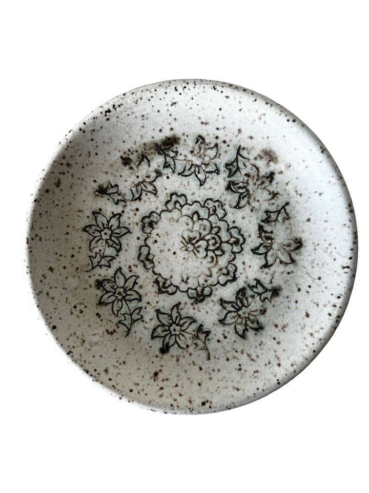 Plato de Sándalo con Gran Motivo Floral en Arena de 6 pulgadas para venta al por mayor de Gina DeSantis Ceramics