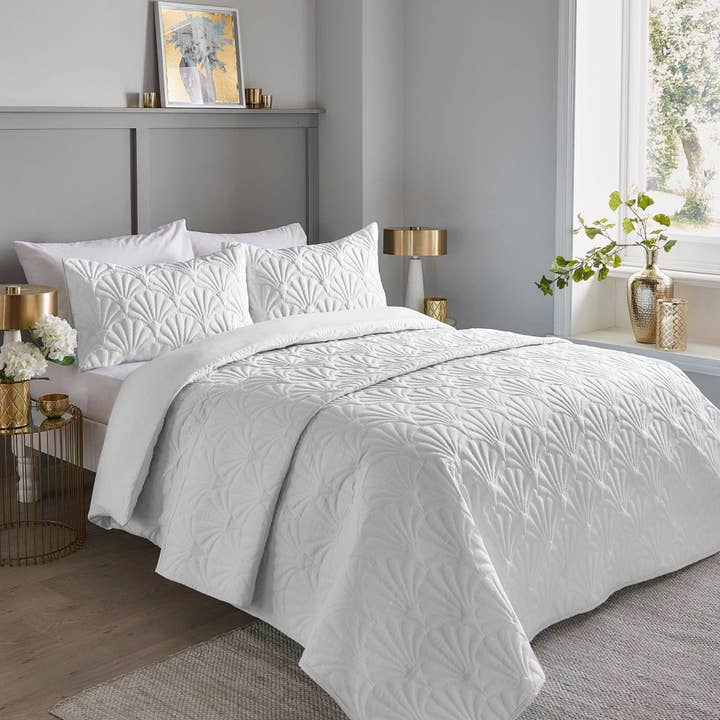 Ensemble de housse de couette Cavali de Serene en blanc pour la vente par UW Home