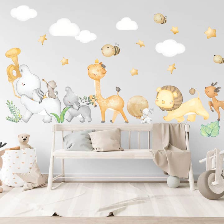 Adesivo da parete Animal Band - Duo di elefanti a percussione, giraffa, leoncino con nuvole e stelle, BR214 per la vendita all'ingrosso da parte di WallKoala