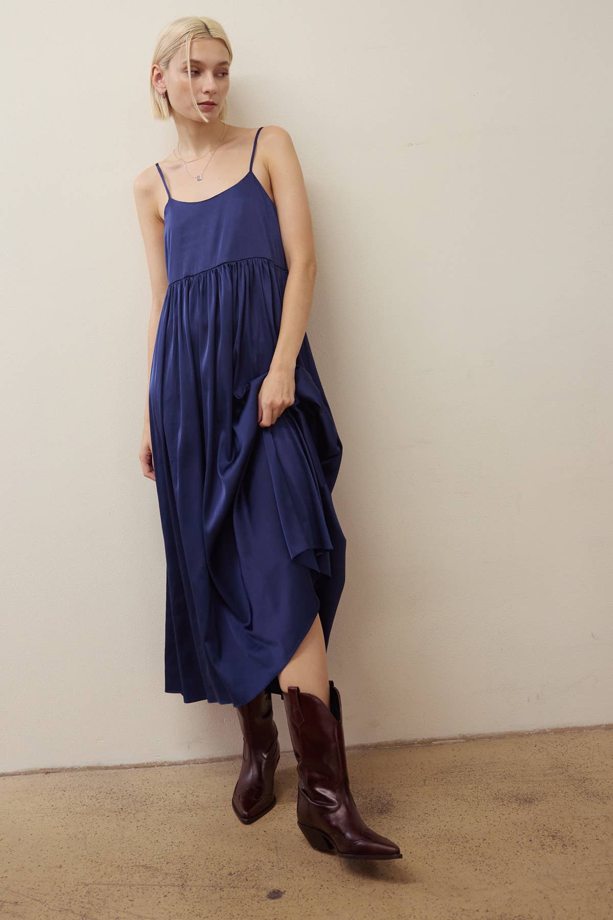 Lara Daisy - Vendita all'ingrosso Vestito - Donna - Abito midi in satin con spalline e fiocco sul retro10