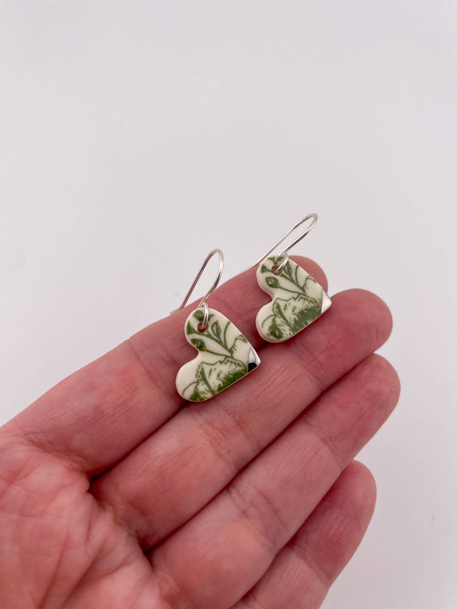 Clay Blanca - Vendita all'ingrosso Orecchini pendenti - Orecchini a forma di cuore piccolo verde Cina (lato) (Opzioni)2