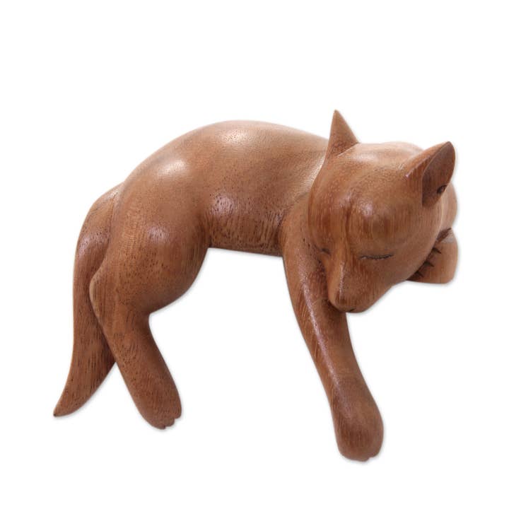 Sculpture en bois de chien endormi Kintamani faite à la main par Novica pour la vente par NOVICA