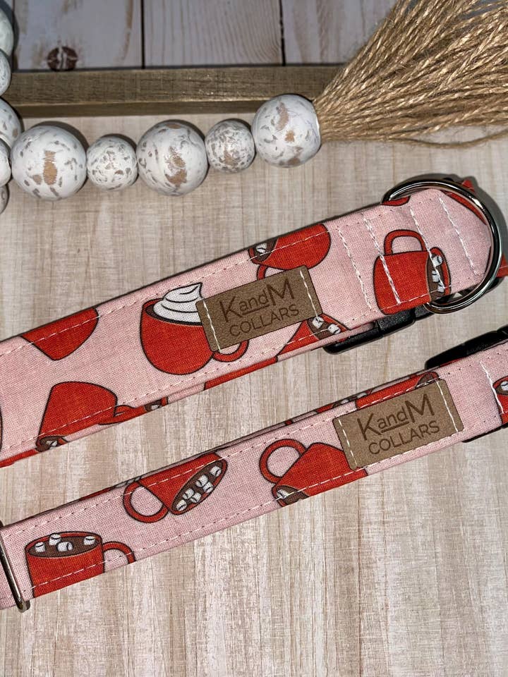 Collier pour chien Hot Cocoa, Collier pour chien de Noël, Collier d'hiver pour la vente par K and M Collars