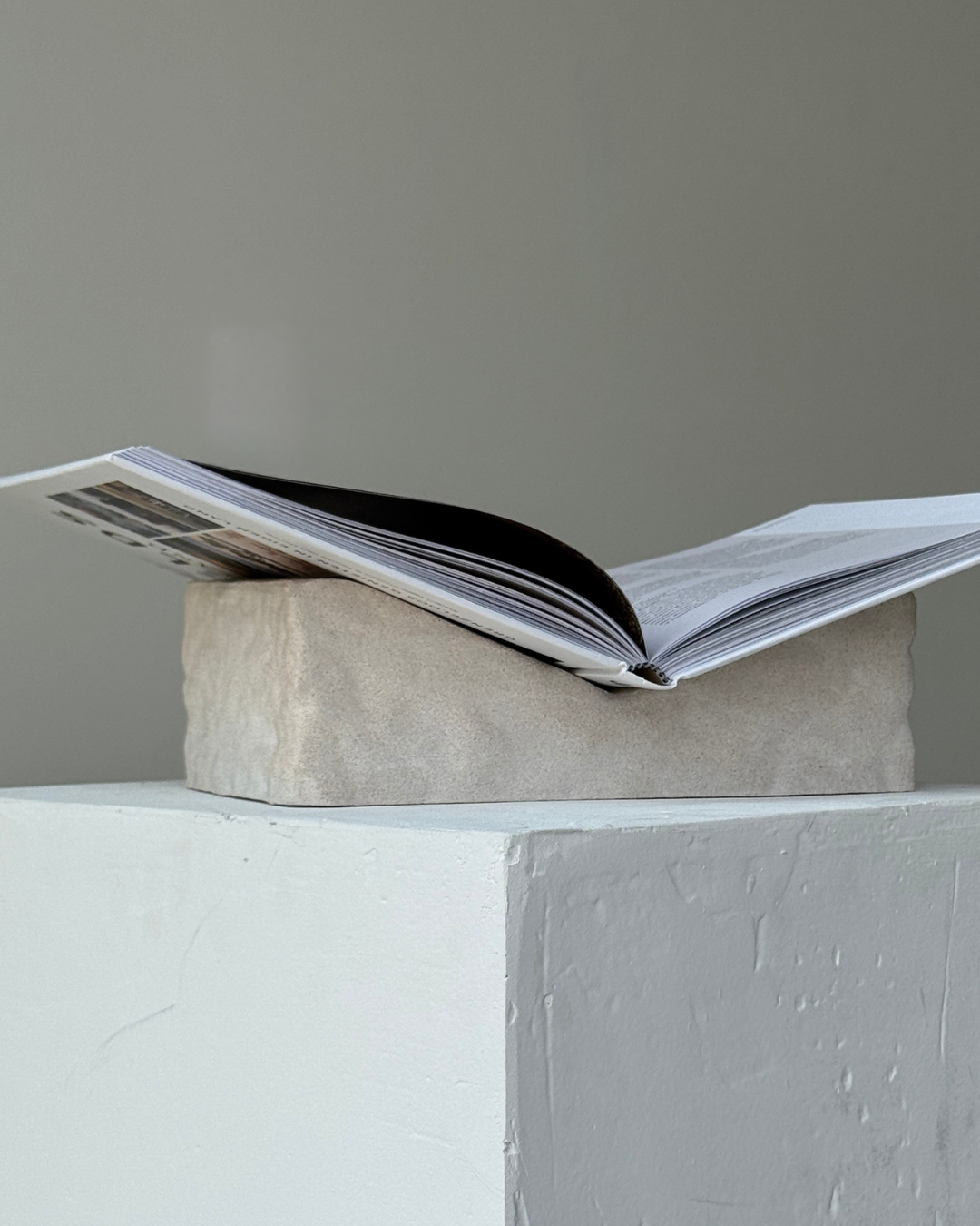 GINALADÉCO - Wholesale Decorative Tabletop Object - The Aela Stand | Almond2