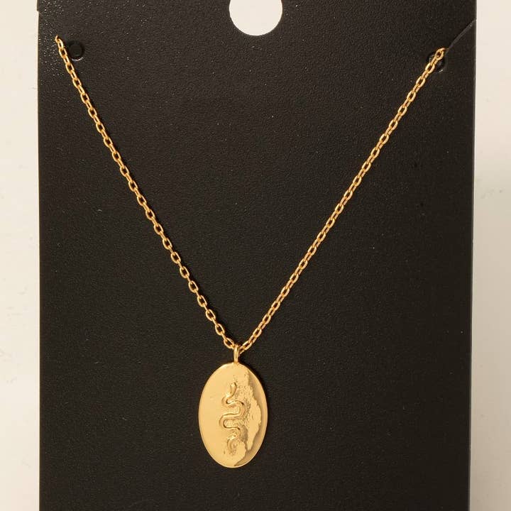 Collana con pendente a forma di moneta ovale con serpente placcato oro per la vendita all'ingrosso da parte di Fame Accessories