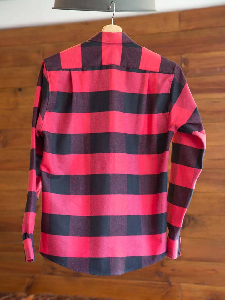 Plaid noir et rouge pour la vente par FLUYT