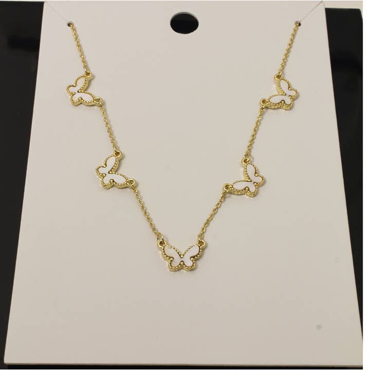 Halskæde med hvide sommerfugle af skaller på guldfarvet kæde for engroshandel hos Western Counties Wholesale