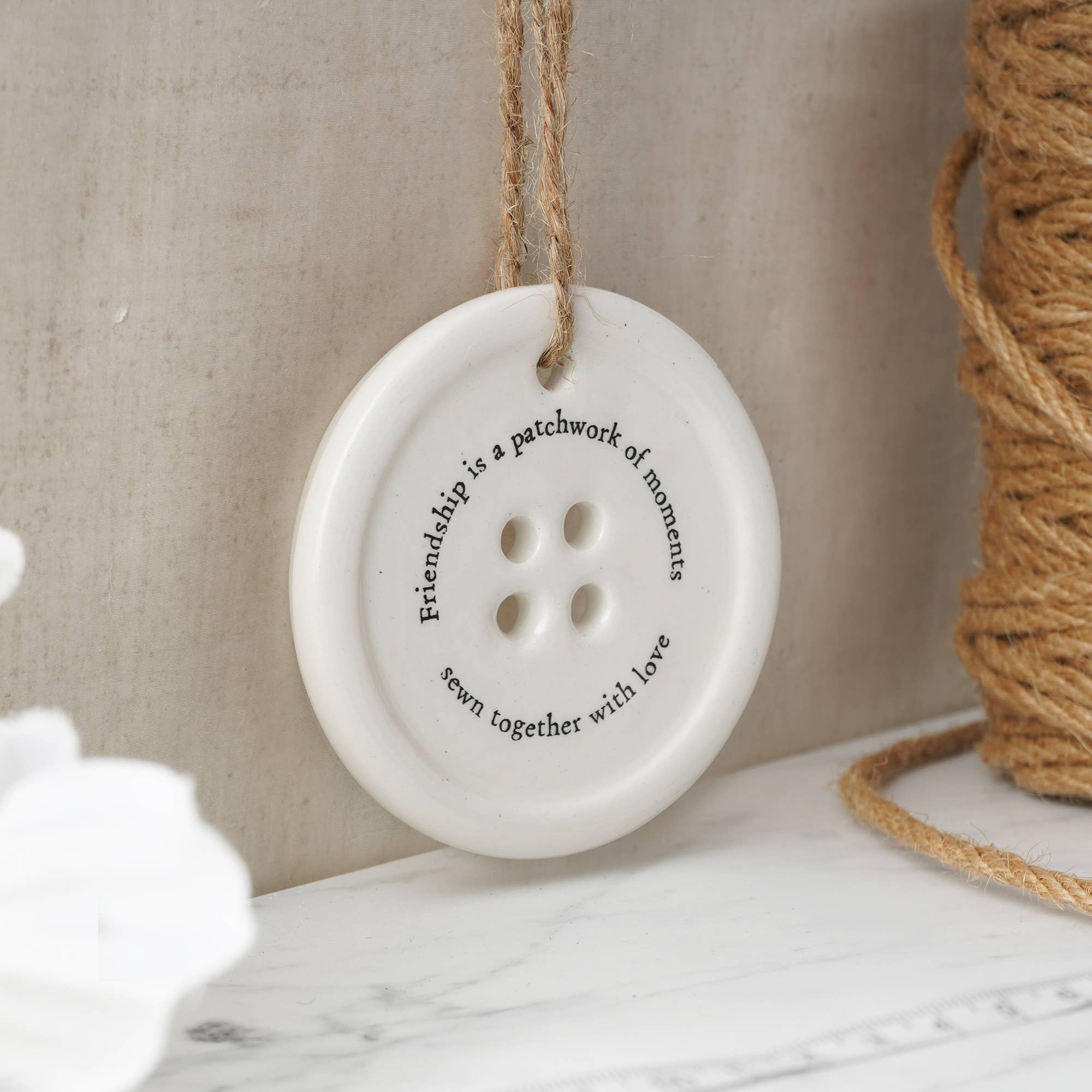 CGB Giftware - Vente Lots de décorations - Envoyez avec amour 8 suspensions à boutons assortis dans un plat10