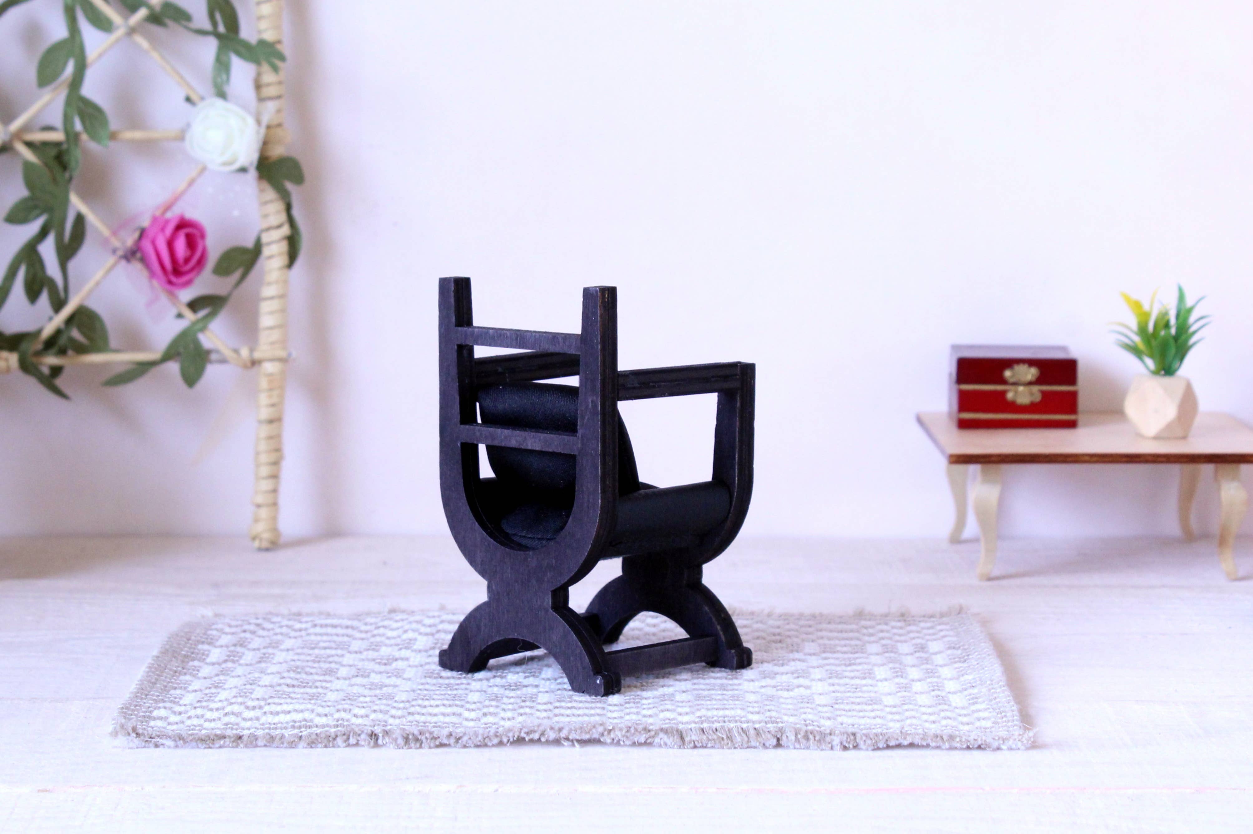 Lenasminiland – Großhandel Puppenzubehörset – Kinder – Miniatur-Tudor-Stuhl, X-gerahmte Königin Mary Sessel Replik10