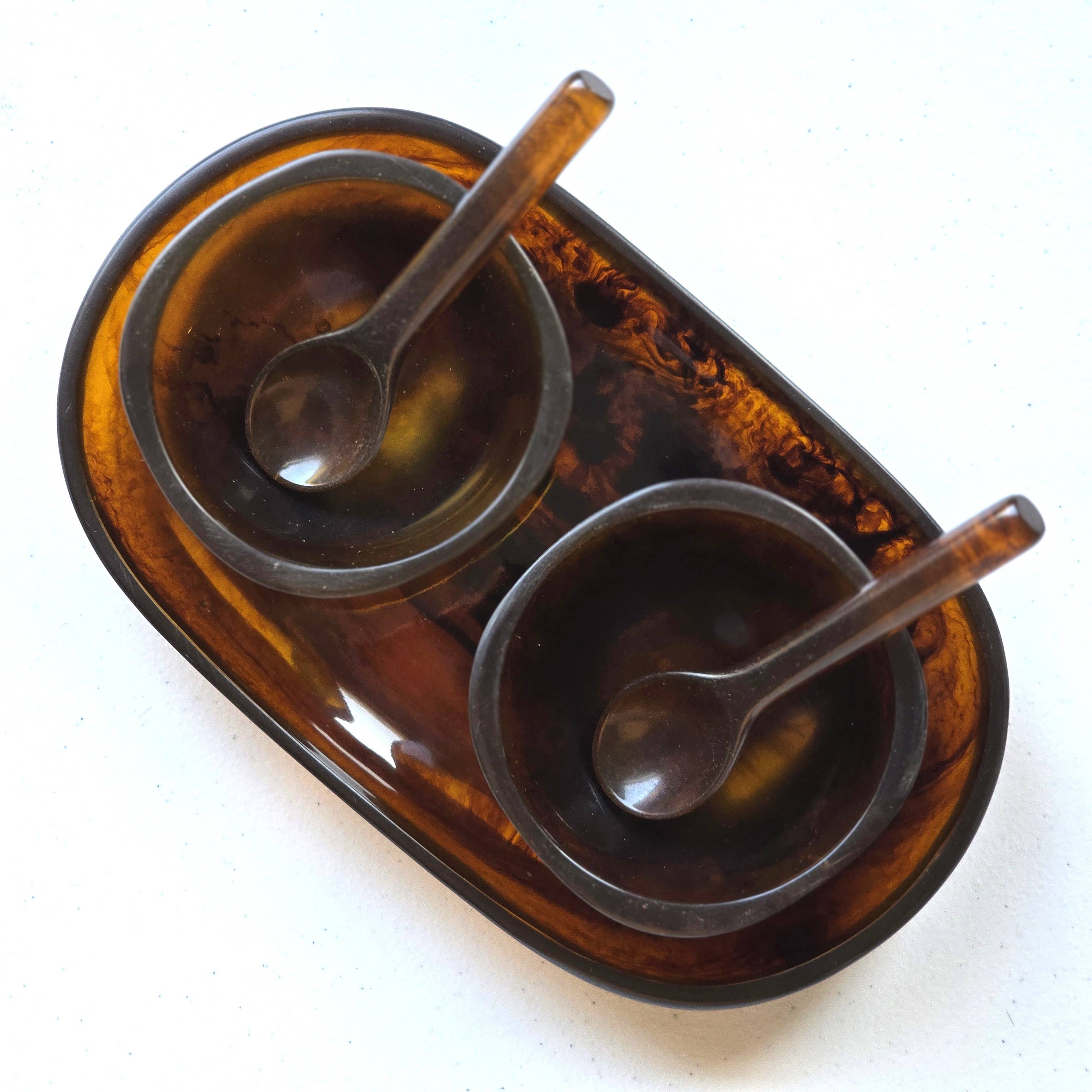 Gibb & Daan – Engroshandel Serveringsbakke – Lille serveringsbakke med 2 skåle og skeer - Håndhældt harpiks64