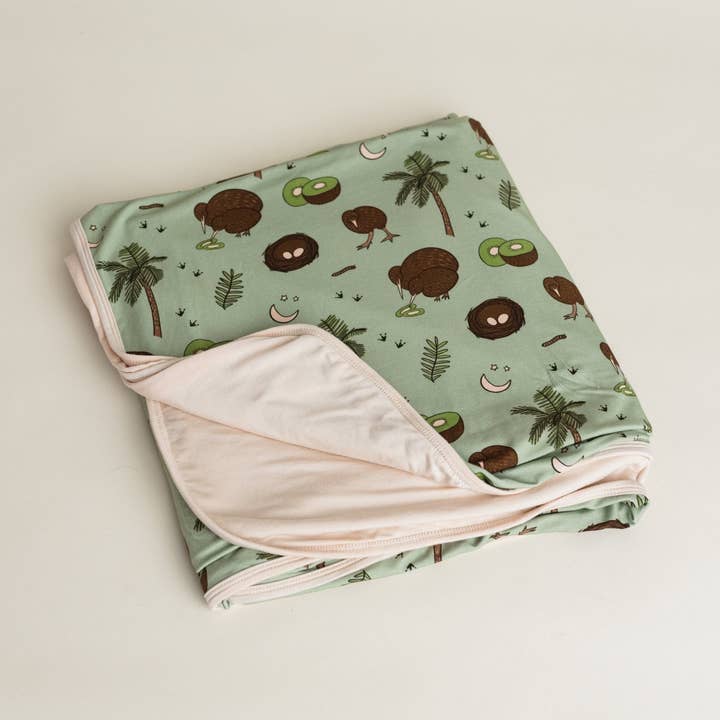 Couverture en bambou à double couche réversible Kiwi Bird pour la vente par Jungle Jams