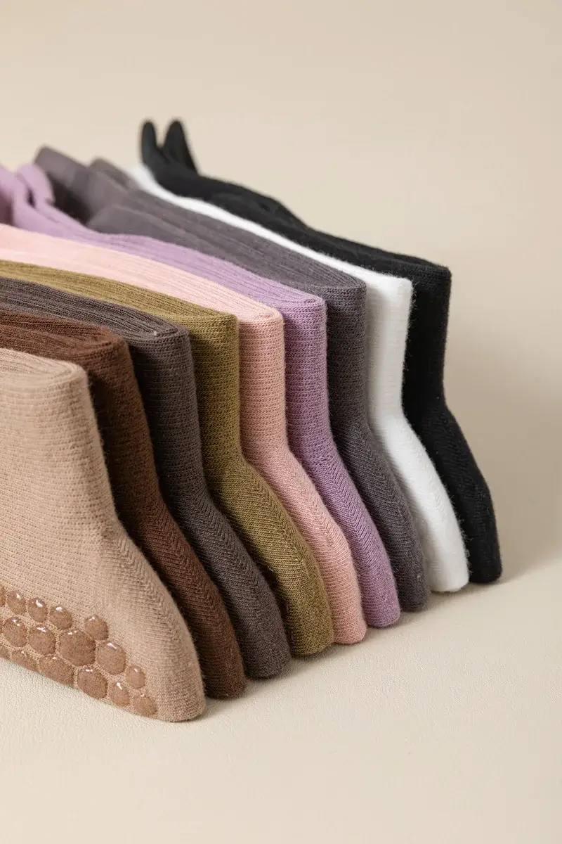 Mescola 9 colori Calze antiscivolo per yoga e pilates in vendita all'ingrosso su Faire4