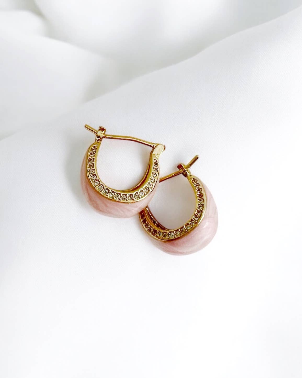 True by Kristy Jewelry - Vente Créoles - Boucles d'oreilles créoles colorées en émail Palmer plaquées or4